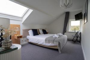 een slaapkamer met een bed en een raam bij Hotel Restaurant de Loenermark in Loenen