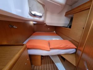 a small boat cabin with orange pillows in it at Velero Monia in Valencia
