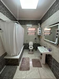 A bathroom at Deluxe room in Degla,Maadi