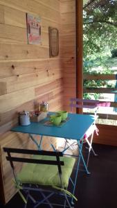 a blue table and chairs in a room at Cabane de l'aventurier in Saint-Nabord