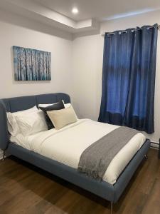 a bed in a room with a blue curtain at M11 Upscale Comfy Studio wAC in Perfect Location in Montréal