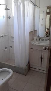 y baño con ducha, lavabo y aseo. en LA CASA DE LOS OLMITOS, en Punta del Este
