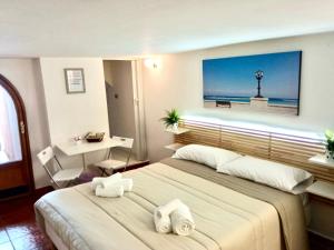 una camera d'albergo con un grande letto e asciugamani di HomeClass Mercantile a Bari