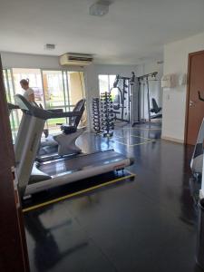 Lindo Flat em resort silencioso e aconchegante في برازيليا: صالة ألعاب رياضية مع العديد من آلات المشي في الغرفة