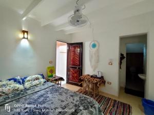 A&S House في سيوة: غرفة نوم بسرير في غرفة