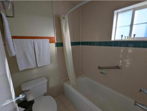 Uma casa de banho em Americas Best Value Inn Oxnard-Port Hueneme