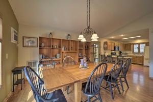 Il comprend une cuisine et une salle à manger avec une table et des chaises en bois. dans l'établissement Warm Wooded Cabin with 2-Story Deck and Mountain View!, à Beech Mountain
