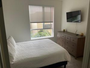 um quarto com uma cama, uma janela e uma cómoda em DTLA quiet place em Los Angeles