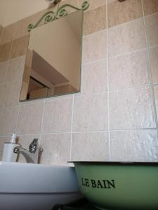 bagno con lavandino e specchio a parete di Tana della Volpe ad Arbus