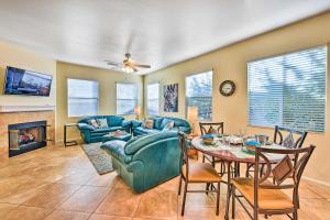 TV a/nebo společenská místnost v ubytování Indian Palms Resort Home with Yard and Community Perks