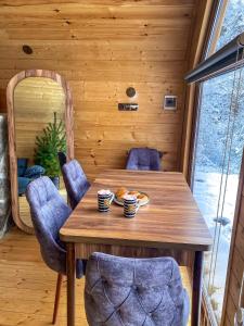 - une salle à manger avec une table et des chaises en bois dans l'établissement Cozy Cottage Feel Free continental, à Didi Ateni