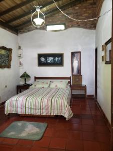 een slaapkamer met een bed in een kamer bij Villa Nico hospedaje campestre in Bochalema