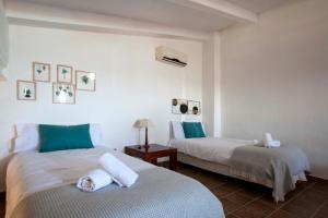 2 camas en una habitación con verde y blanco en Lobelia Suites- Alojamientos petfriendly, en La Garrovilla