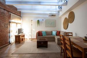sala de estar con sofá y mesa en Lobelia Suites- Alojamientos petfriendly en La Garrovilla