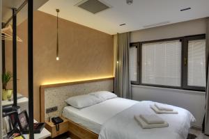 een hotelkamer met 2 bedden en een raam bij 21 Rooms Hotel in Istanbul