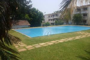 - une piscine dans une cour à côté d'un bâtiment dans l'établissement Villa Nazuri w Caretaker, à Candolim