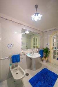 bagno con lavandino, servizi igienici e specchio di Lidia's House a Minori