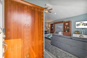 ein Schlafzimmer mit einem Bett und einem großen Holzschrank in der Unterkunft Stunning Guesthouse Close to River in Port Richey