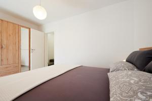 um quarto com uma cama e uma porta de madeira em Apartment Adrian2 em Trogir