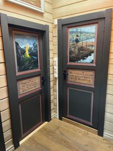 dos puertas en el lateral de un edificio con señales en ellas en Ski In - Ski Out, Jacuzzi, Panorama View, en Geilo