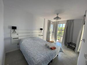 1 dormitorio con cama y ventana grande en Encantador Depto en Cañitas Palermo en Buenos Aires