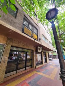 una luz de la calle frente a un edificio en Bauza Ribot Departamento Boutique en Mendoza en Mendoza