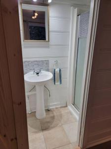 La salle de bains est pourvue d'un lavabo et d'un miroir. dans l'établissement Corail de mer app 3 à juste 2 min de la plage, à Sainte-Luce-sur-Mer