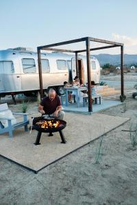 Tamu yang menginap di AutoCamp Joshua Tree