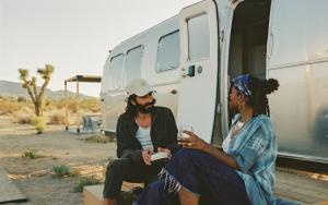 Tamu yang menginap di AutoCamp Joshua Tree
