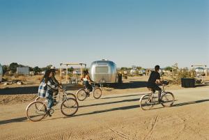 Bersepeda di atau di sekitar AutoCamp Joshua Tree