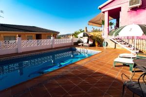 una piscina frente a una casa en La Casita de Gracia, en Monachil