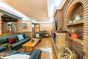 sala de estar con sofá y chimenea en La Casita de Gracia, en Monachil