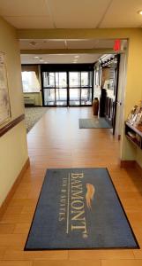 una alfombra de bienvenida en el suelo de un vestíbulo de oficina en Baymont by Wyndham Battle Creek/I-94, en Battle Creek