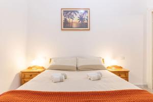 ein weißes Bett mit zwei Kissen darüber in der Unterkunft Appartamento con AC-wi-fi- centro a 7 min in Savona