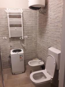 La petite salle de bains est pourvue de toilettes et d'un lavabo. dans l'établissement Mono-bijoux Albergian, ideale x2, à Turin