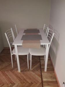 - une table et des chaises blanches dans la chambre dans l'établissement Mono-bijoux Albergian, ideale x2, à Turin