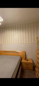 - une chambre avec un lit et une commode en bois dans l'établissement Calle la cadena 23 varea, Logroño, à Logroño