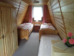 Habitación pequeña con 2 camas y ventana en Finnhütte Tanne, en Tanne