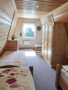 - une chambre avec 2 lits et une fenêtre dans l'établissement Finnhütte Tanne, à Tanne