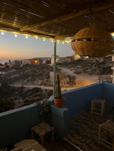 uitzicht op de woestijn vanaf het dak van een huis bij Let Us Surf in Agadir