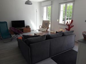 uma sala de estar com um sofá e uma mesa em Gite Le Titou entre terre et mer em Puys