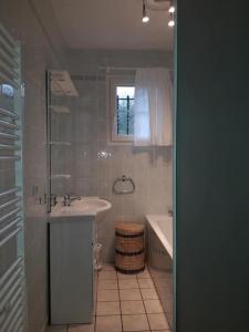 uma casa de banho com um lavatório, uma banheira e um WC. em Gite Le Titou entre terre et mer em Puys