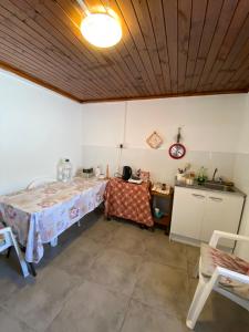 a room with a bed and a table and a kitchen at Rincon de Las Condes in Santiago