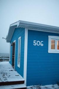 een blauw gebouw met de tekst erop bij Chalet Le Marin à 5 minutes du centre ville in Sainte-Flavie