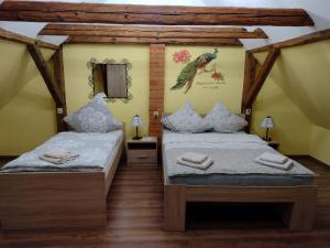 MirskにあるPokoje Gościnne Ostojaの黄色い壁の客室で、ツインベッド2台が備わります。