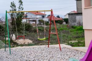 Plac zabaw dla dzieci w obiekcie Holiday Home Aria