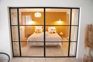 ein Schlafzimmer mit einem Bett in einem Zimmer in der Unterkunft Oboho - Le gîte bohème (Pieds dans l’eau - Lit King Size - Jardin) in Esneux