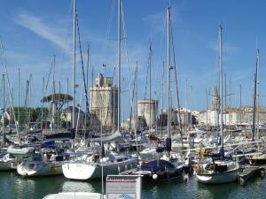 Un montón de barcos atracados en un puerto en Hôtel Le Yachtman, The Originals Collection, en La Rochelle