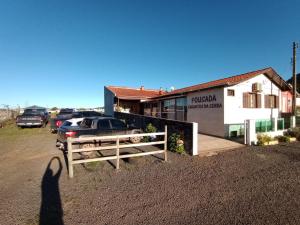 une ombre d'une personne debout devant une maison dans l'établissement Pousada Encantos da Serra, à Bom Jardim da Serra