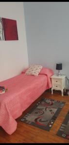 1 dormitorio con 1 cama con manta roja y mesa en Magic Casanova Flat in the heart of Venice, en Venecia